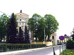 Iglesia de San Nicolás, en Międzyrzec Podlaski; fachada neoclásica, por Aigner