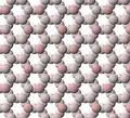 Vista de la estructura laminar tetraédrica del talco. Los iones de oxígeno apicales están teñidos de rosa.