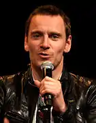 Michael Fassbender, como David.