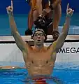 El nadador Michael Phelps alza los dedos índices en alto tras quedar primero en los 200 metros estilo mariposa en 2016.