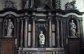 Retablo de traza barroca de la capilla de la Madonna de Brujas (que exhibe en su centro una talla de Miguel Ángel de comienzos del siglo XVI) en la iglesia de Nuestra Señora de Brujas.