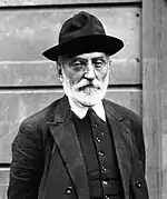 Miguel de Unamuno estuvo inicialmente cercano al socialismo (en sus primeras publicaciones apoyó la huelga de tranviarios de Bilbao), se volcó a la búsqueda del Ser de España en el paisaje y el paisanaje castellano, lo que le llevó renunciar a cualquier europeización (polémica ¡Que inventen ellos! con José Ortega y Gasset), para terminar su vida con una sonora defensa de la inteligencia contra el fascismo.