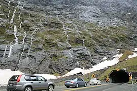 Carretera en las cercanías del fiordo.