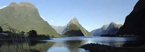 Milford Sound en un claro día de verano.