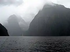 Acantilados en la vertiente norte en un día húmedo y neblinoso.