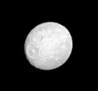 Mimas, captado por Cassini, muestra su notable forma oval.