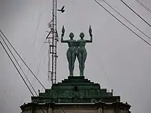 Estatuas en el remate del Palacio Minetti.