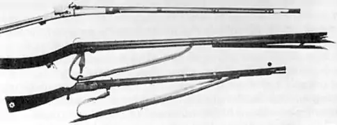 Fusil de muralla chino (centro) con bípode.