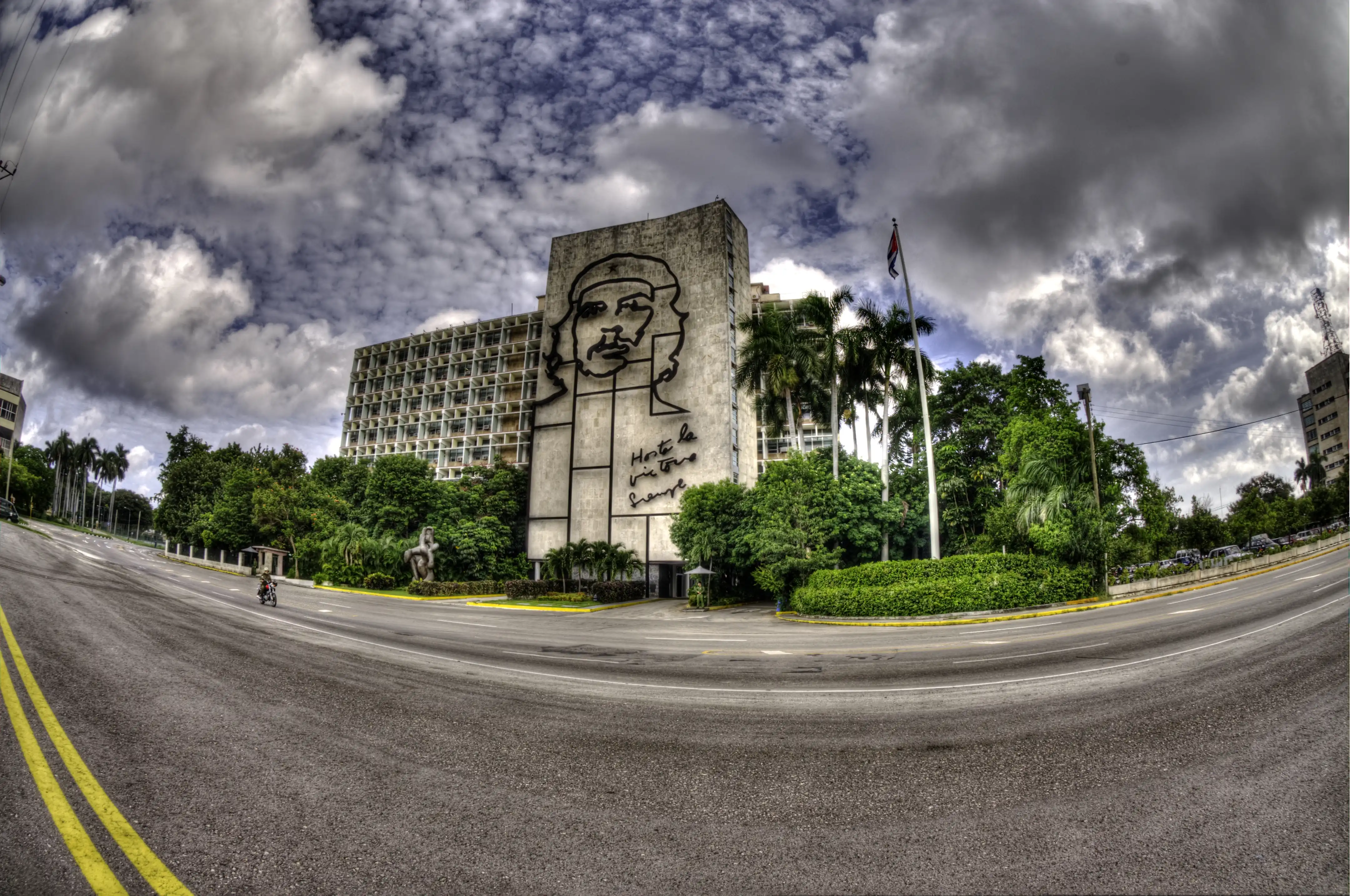 Ministry_of_the_Interior_with_Che's_famous_image._-_panoramio