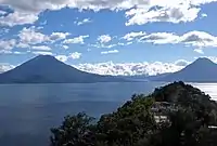 Vista del lago con los volcanes al frente.