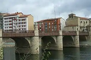 Iglesia, Puente de Carlos III y río Ebro