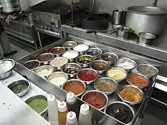 Mise en place en una cocina profesional