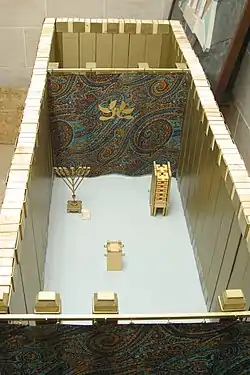 Modelo del Tabernáculo de los hebreos, con los recintos sagrados y utensilios rituales.