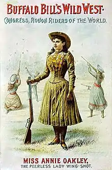 Annie Oakley vistiendo una falda pradera