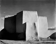 Laura Gilpin:  Iglesia de la Misión en el Rancho de Taos (1930)