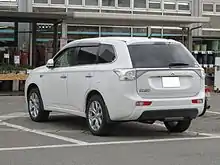 Vista trasera de la Mitsubishi Outlander PHEV.