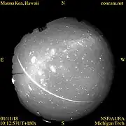 Imagen del cielo de la CONCAM en los observatorios de Mauna Kea el 18 de noviembre de 2001, que muestra el largo rastro de un meteoro Leónidas.