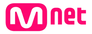 Imagen que muestra el logo de Mnet media. Se compone de una "M" mayúscula que se dibuja con la transparencia de un globo rosa, la región transparente tiene bordes suaves y grosor ancho. Le sigue la cadena "net" en minúscula con un formato simple. Todas las letras están en color rosa, excepto la M que no tiene color.