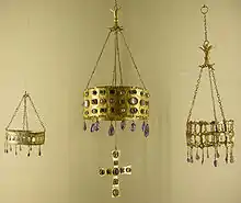 Coronas votivas del Tesoro de Guarrazar, orfebrería visigoda del siglo VII (las piezas están repartidas entre este museo y dos de Madrid: la Armería Real y el Museo Arqueológico Nacional).