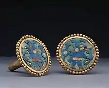 Orejera moche de oro con incrustaciones de piedras preciosas.