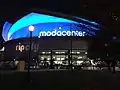 Moda Center de noche