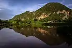 Vista de un lago junto a los mogotes, Valle de Viñales.