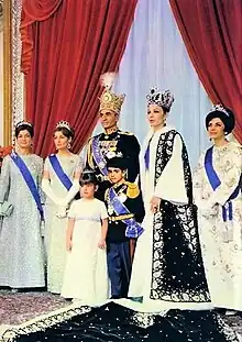 Foto oficial de la Coronación del Shah: obsérvense las Princesas Ashraf, Shahnaz y Shams com las insignias de la Segunda clase, y a la Shahbanou con las insignias de la Primera clase