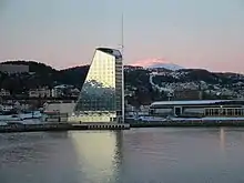 Un edificio de muchos niveles de cristal, con la forma de una velaria