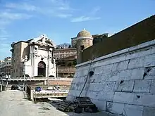 Muro de cinta y, al fondo, Porta Pia