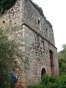 Vista de la fachada principal del molino.