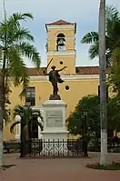 Estatua de la Libertad frente al claustro de San Carlos.