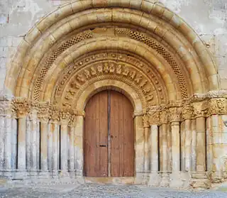 Portada románica del monasterio premostratense de Arenillas de San Pelayo.