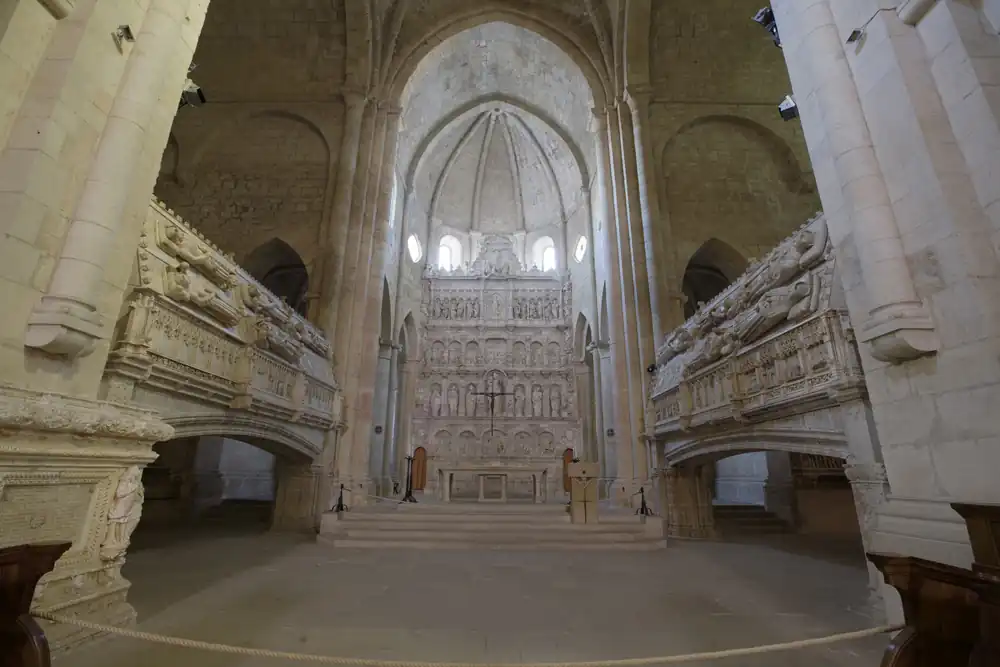 Tumbas de los reyes de Aragón en la iglesia del monasterio de Poblet.