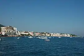 Ischia Ponte, escena en la que Ripley y Philippe llegan a Mongibello (con la casa de Marge en el extremo izquierdo)