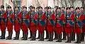 Una guardia de honor saludando durante las ceremonias de bienvenida al General de la Fuerza Aérea Richard B. Myers, quien se convirtió en el primer Jefe del Estado Mayor Conjunto de Estados Unidos en visitar Mongolia, enero de 2004.