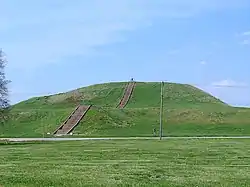 Montículo plataforma misisipiana.Cahokia en Illinois, Estados Unidos.