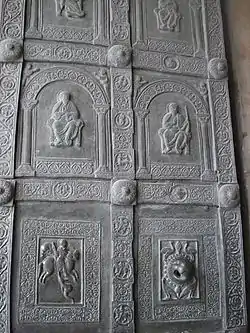 Puerta norte de la catedral de Monreale (c.1190), de Barisano de Trani, consta de veintiocho paneles que representan cuarenta y dos figuras, mostrando una mayor intención escultórica que en sus anteriores puertas.