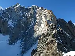 Vista de la arista de la Brenva hacia Mont Maudit, desde Bivouac de la Fourche