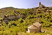 Ermita de San Juan; al fondo, Santa María de Baldós y la torre de guardia del siglo XVI.