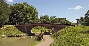 El puente sobre el "Canal lateral a la Garonne".
