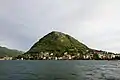 Vista del Monte San Salvatore desde Piazza Luini, Lugano, Suiza.