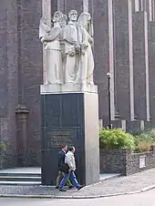 Monumento a los Caídos del personal ferroviario, en 1949 fue ayudante del escultor Willem Valk, en la ejecución de este monumento