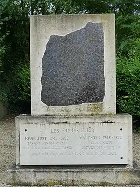 Monumento a los hermanos Haüy, junto a su casa natal en Saint-Just-en-Chaussée.