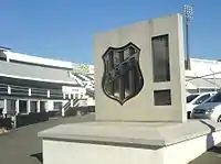 Monumento e insignia del club