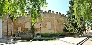 Monumento a Núñez Cabeza de Vaca en un lienzo de muralla.