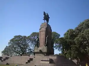 Monumento ecuestre al General Carlos María de Alvear.