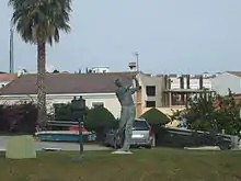 Monumento a los trabajadores del golf en Pueblo Nuevo de Guadiaro.