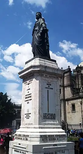 El Monumento Hipsográfico está ubicado ahora a un costado de la Catedral Metropolitana