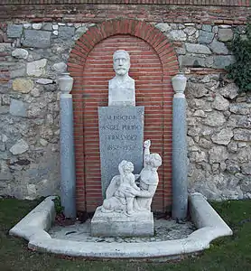 Busto del monumento al Doctor Pulido Fernández, parque del Retiro, Madrid.