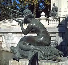 Escultura en bronce de una sirena sobre una tortuga, realizada por Antonio Alsina. Detalle del monumento a Alfonso XII en los Jardines del Buen Retiro de Madrid (España)